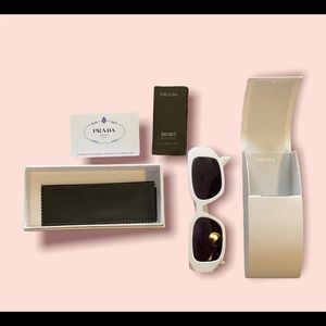 Prada 17WS Sunglasses

1425S0 - Ivory - WHITE